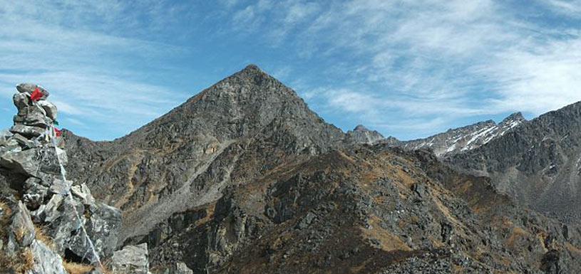 Rocky high hills near Gosainkunda lake